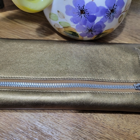 100% Authentic Hobo wallet beautiful golden โจ๏ธ ๐ color - Picture 6 of 7